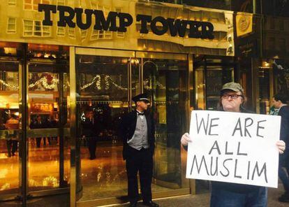 Michael Moore se fotografi&oacute; en diciembre de 2015 ante la Torre Trump.