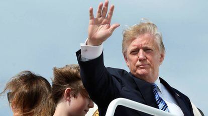 Donald Trump de viaje hacia su club de golf en Nueva Jersey