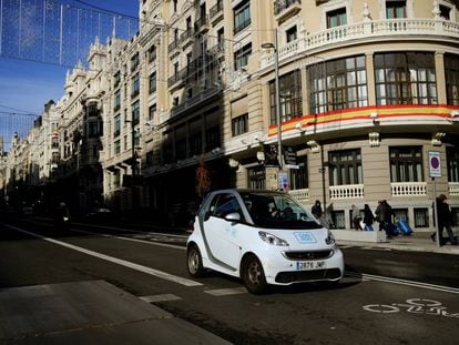 Un coche de Car2go circula por la Gran Vía, ayer. 