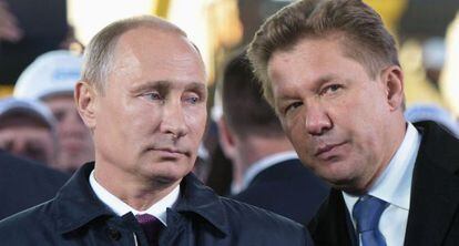 El presidente de Gazprom, Alexei Miller, (derecha) y el presidente ruso  Vladimir Putin en un acto en Yakutsk el 1 de septiembre. 