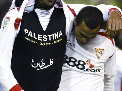 Kanouté muestra su apoyo a Palestina tras marcar.