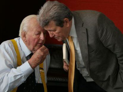 Tom Sharpe (izquierda) y Jorge Herralde, en 2009.