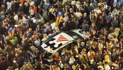 Una unitat mòbil de TV3 en una concentració en protesta per la presó dels 'Jordis'.