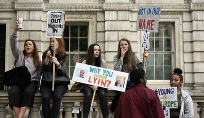 Un grupo de jóvenes manifestándose en Downing Street tras el referendum de 2016.