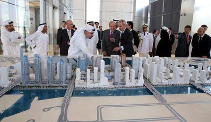 El Rey y el ministro Pedro Moren&eacute;s observan una maqueta de la futura ciudad financiera de Abu Dabi.