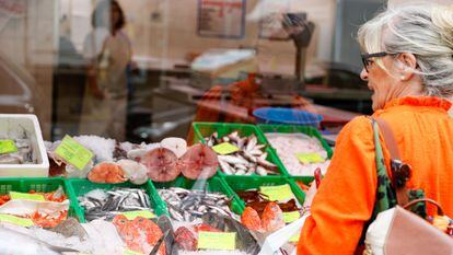 Una pescadería muestra sus productos con los precios en Bilbao, el pasado julio.