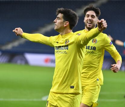 Gerard Moreno (izquierda) celebra con Fer Niño el gol de este ante el Salzburgo este jueves en el Red Bull Arena.