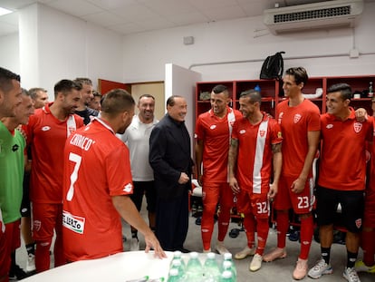 Silvio Berlusconi, en el vestuario de los jugadores del Monza.