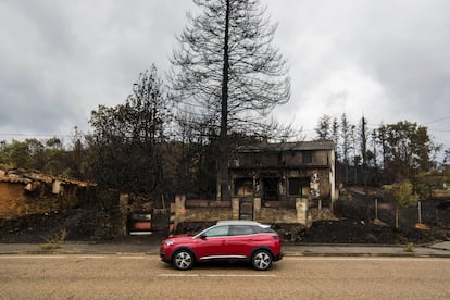 Los efectivos, que mezclaron ayuda de la UME, de Portugal y de otras comunidades ante la gravedad del fuego y el insuficiente despliegue de Castilla y León, lograron proteger a las localidades, pese a varios desalojos. En la imagen, una casa de Otero de Bodas ha quedado destruida por el fuego, que también rondó una gasolinera o el cementerio del municipio.