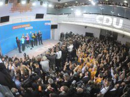 La canciller Angel Merkel celebra la victoria electoral en la sede del partido conservador alem&aacute;n (CDU).