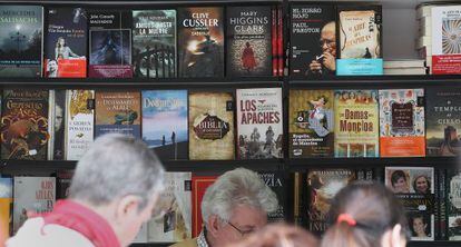 Una estanter&iacute;a de la Feria del Libro de Madrid en 2013.