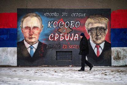 Un hombre camina frente a un mural de Vladimir Putin y Donald Trump en Belgrado el pasado 25 de enero de 2017.