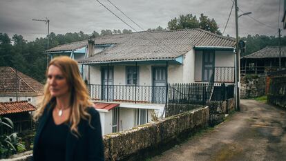 La edil del PSdeG-PSOE en Castrelo de Miño (Ourense) Catalina González, en la aldea de Cobelas, donde denuncia el empadronamiento irregular de 14 personas.