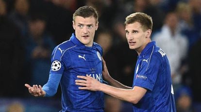 Vardy, durante el partido contra el Sevilla, junto a su compa&ntilde;ero Albrighton.