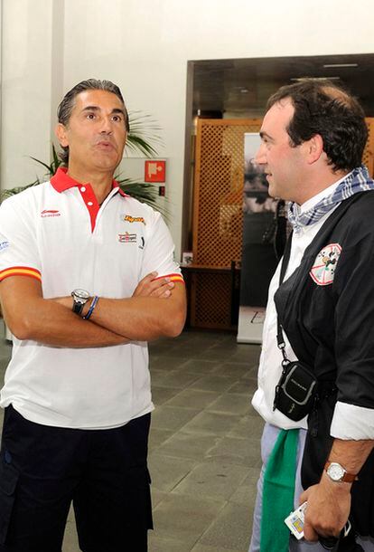 Un aficionado saluda al seleccionador nacional, Sergio Scariolo, ayer en el hotel Lakua de la capital alavesa.
