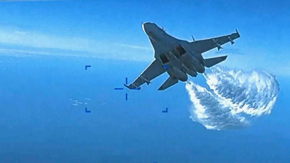 Vídeo | Así fue el choque entre un caza ruso y un dron de Estados Unidos en  el mar Negro | Vídeos | EL PAÍS