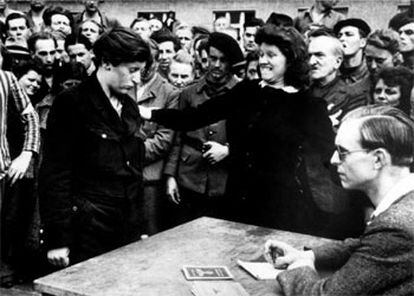 Quizá una de sus fotos más conocidas: imagen obtenida en el campo de concetración de Dassau en 1945.