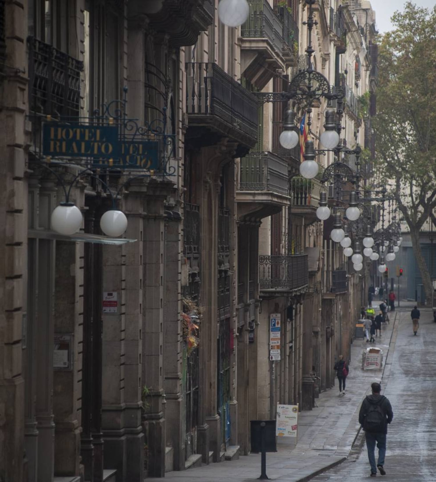Comercios cerrados en la calle Ferran de Barcelona.