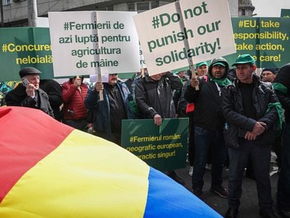 Agricultores rumanos protestan frente a la delegación de la Comisión Europea en Bucarest, el 7 de abril.