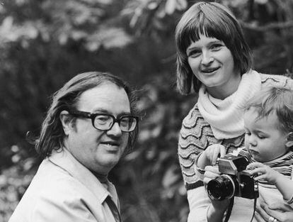 Los escritores John Mortimer y su esposa, Penelope, con su hija, Emily, en 1973. 