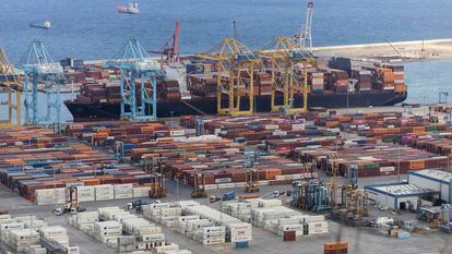 Operaciones de carga y descarga en el puerto de Barcelona.