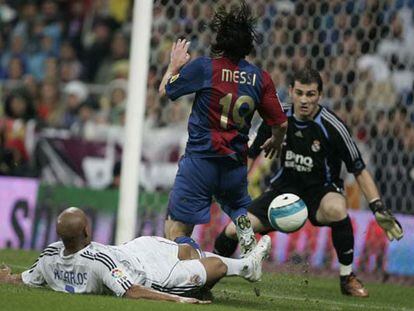 Roberto Carlos se tira a los pies de Messi, dispuesto a batir a Casillas.