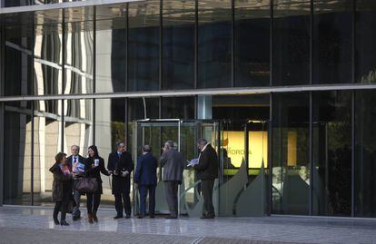 Trabajadores de Iberdrola saliendo de la oficina de la sede central en Madrid.