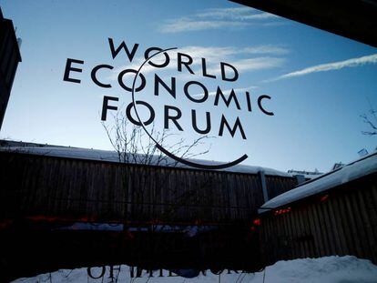 Imagen del logotipo del World Economic Forum en un edificio en Davos, Suiza