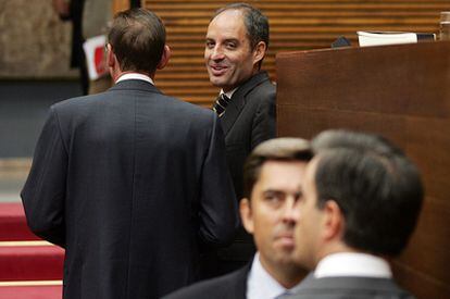 El presidente de la Generalitat, Francisco Camps, en el pleno de las Cortes.