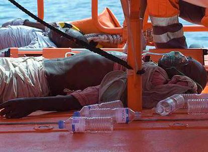 Uno de los inmigrantes rescatados ayer en su trayecto hacia Canarias.