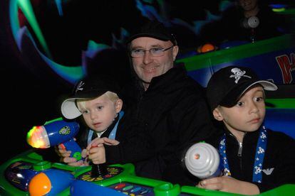 Phil Collins estuvo allí en 2007 montando en todo con sus dos hijos pequeños.