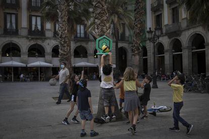 Activitats infantils organitzades pels veïns, dijous al barri Gòtic de Barcelona.