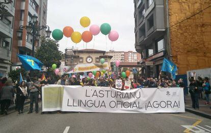 Cabecera de la manifestación que hoy ha recorrido las calles de Oviedo.