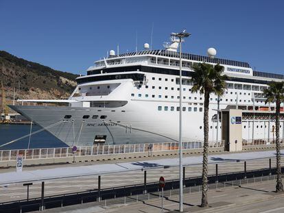 Crucero de la compañía MSC con unos 1.500 pasajeros a bordo, este miércoles en el puerto de Barcelona.