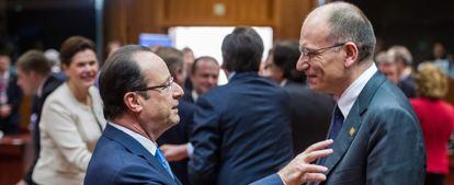 El presidente franc&eacute;s, Fran&ccedil;ois Hollande, habla con el primer ministro italiano, Enrico Letta, ayer en Bruselas.