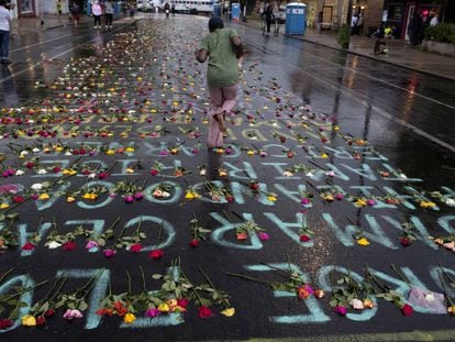 Flores y los nombres de las víctimas de la violencia policial, en la calle de Minneapolis en la que murió George Floyd a manos de la policía el pasado junio.