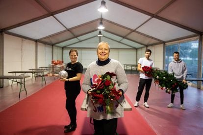 La santiaguesa Chus Iglesias y algunos colaboradores, en la carpa donde acogerán a 100 personas sin hogar o sin familia para celebrar las fiestas.