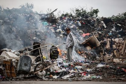 Un hombre en el basurero de una villa de Buenos Aires, el pasado 27 de septiembre.