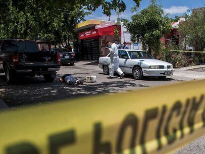 Cadáver de una mujer asesinada a tiros en Culiacán (México), en agosto pasado.