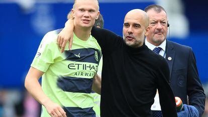 Pep Guardiola y Erling Haaland celebran la victoria del Manchester City ante el Everton en un partido de la Premier League.