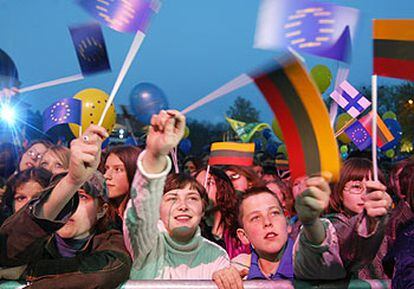 Niños y jóvenes lituanos ondeaban en la madrugada del sábado banderas de la Unión Europea y de Lituania en su capital, Vilnius.