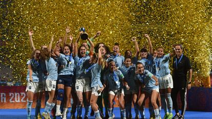 Las jugadoras de la selección española femenina sub-17 celebran el título conseguido en el Mundial sub-17 este domingo tras derrotar en la final a Colombia.