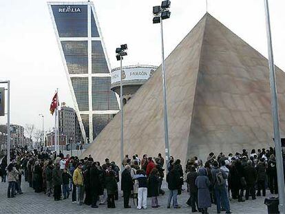 Una larga fila de público aguarda ante la entrada de la exposición <i>Faraón,</i> en la Fundación Canal, en la plaza de Castilla.