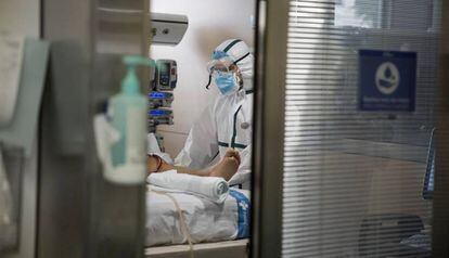 Un pacient a la UCI de l'hospital Vall d'Hebron, a l'abril.