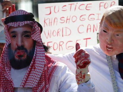 Activistas disfrazados de Bin Salmán y Trump, el viernes en Washington.