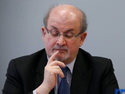 Rushdie, mejora en el hospital y ya está desconectado de la respiración asistida