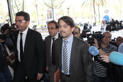 Oriol Pujol Ferrusola (corbata de rayas), en el acceso al Tribunal Superior de Justicia de Cataluña para declarar acusado de tráfico de influencias en el caso de las ITV.