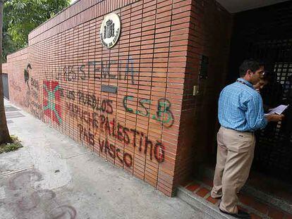 Pintadas a favor de ETA y la independencia del País Vasco en la fachada de la Embajada de España.