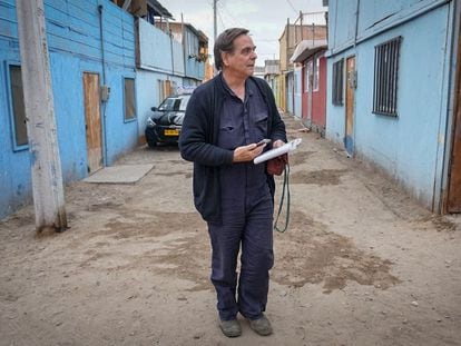 El sacerdote Felipe Berríos, en La Chimba, en Antofagasta, la semana pasada.