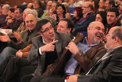 Patxi López hace una observación ante la carcajada de José Antonio Pastor, con Txarli Prieto a la derecha, en el acto socialista de ayer.